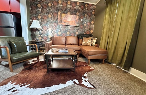 Russell Apartment | PRIVATE UPPER LEVEL CONDO-1BED/1BATH/BALCONY/GRILL/FIREPIT/LAUNDRY-SLEEPS UP TO 4PP-RUSSELL KS