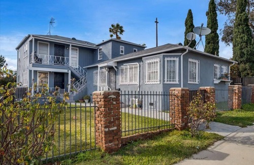 View Park-Windsor Hills House | Private and cozy two bedroom home with laundry and patio in Windsor Hills