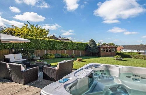 Horning Villa | Private Villa - Hot Tub - Garden - Pets OK