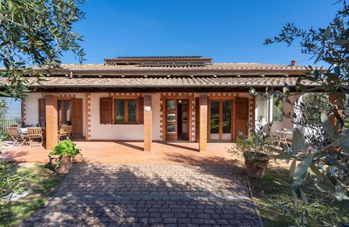 Pergine Valdarno House | Private Villa with WIFI, private pool, A/C, TV, patio, pets allowed, panoramic view, close to Arezzo