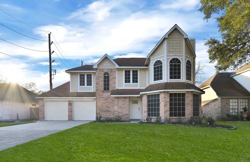 Atascocita House | Private Villa Retreat w/Pool & Outdoor Living – 10 min to IAH