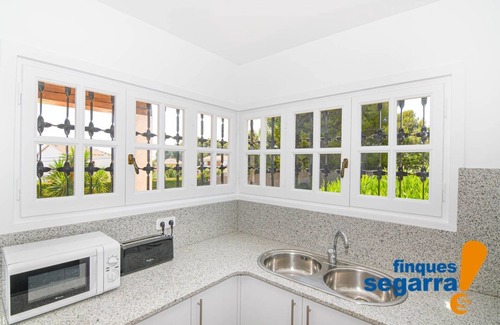 El Vendrell House | Private villa with garden, pool and basketball court