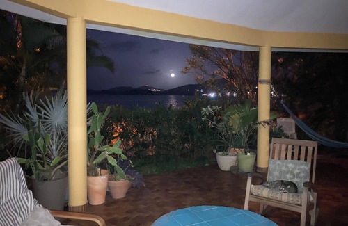 Tartane House | Private villa with flower garden facing the sea