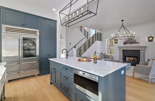Jacksonville House | Private vineyard sanctuary for 6. Savor coffee at sunrise in the backyard oasis, soak in the hot tub under starry skies, and enjoy this elegant spacious retreat with mountain views, minutes from Historic Jacksonville and Applegate’s wine country.