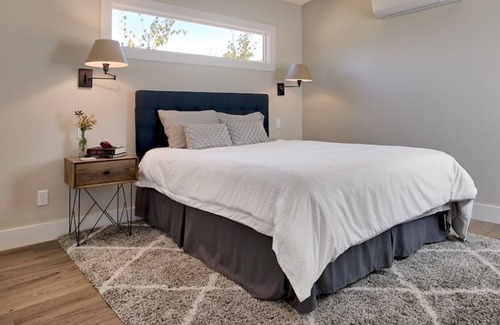 Sonoma House | Private w rows of grapevines -- Close to Plaza!