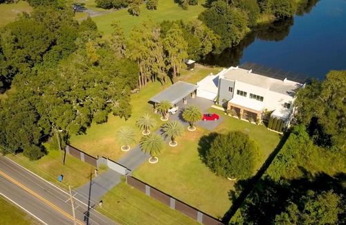 Citrus Park Villa | Private waterfront Villa Azure w