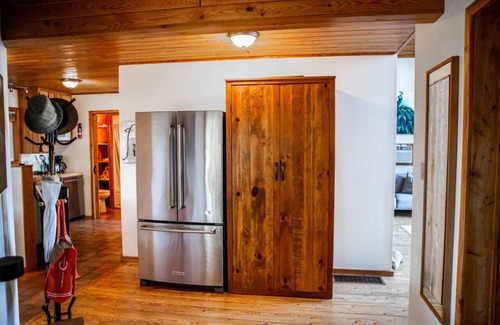 Magnetawan Apartment | Private Waterfront Cottage w/Large Dock & Hot Tub