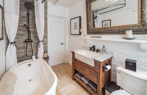Fallbrook House | Private Winemaker's Cottage 3Bd/2Ba Sleeps 6 on Vineyard/Winery Parcel