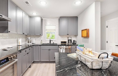 Franklin House | Private Wooded Guest House - Franklin/Brentwood