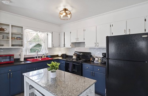 Black Mountain Cabin | Private + Wooded + Quaint & Cozy + 5 mins to Dwntn Blk Mtn + 15 mins to Ashvle