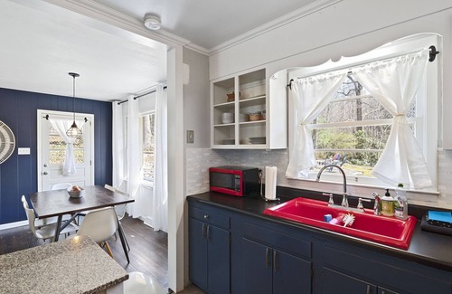 Black Mountain Cabin | Private + Wooded + Quaint & Cozy + 5 mins to Dwntn Blk Mtn + 15 mins to Ashvle