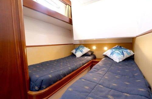 Parque das Nacoes Boat Rental | Private yacht, we love our guests