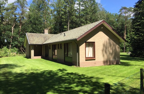 Municipality of Epe House | Privately situated bungalow with tennis court in the middle of the Veluwe forest