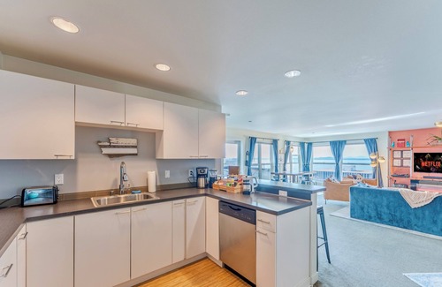Lower Queen Anne Apartment | PrivatePatio + FreeParking+ StunningSunset +BayView + ClimatePledgeArena +Cruise