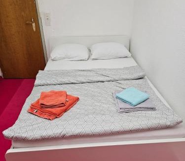 Old Town House | Privatzimmer -Neptun- mit gemeinsamer Küche und Bad in der Altstadt Chur