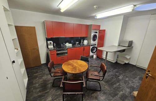 Old Town House | Privatzimmer -Neptun- mit gemeinsamer Küche und Bad in der Altstadt Chur