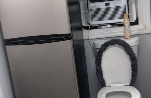 Albany House | Privet Oasis no smoking with AC/heat, wi-fi, Ruko TV. Privet entry and bathroom