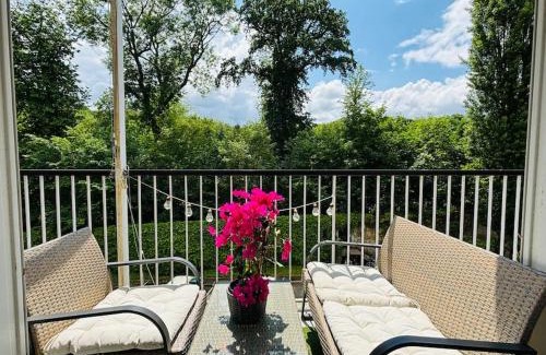 Chantiers Apartment | Proche Château de Versailles avec balcon vu sur une forêt et parking gratuit pour 5 personnes maximum