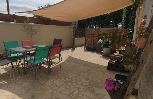 Fondettes Apartment | Proche de Tours en Voiture, Studio Plein Pied Avec Cour Privée, Animaux Acceptés