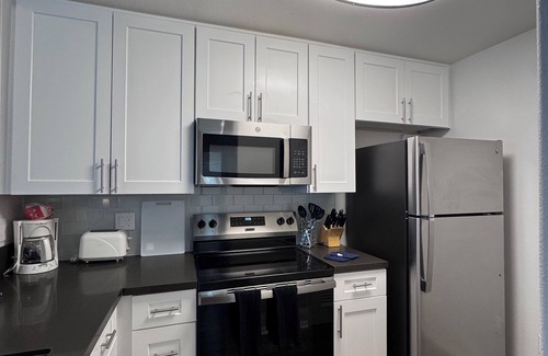 Mission Valley East Apartment | Promenade Rio Vista: 1BR Light-Filled Retreat – Mission Valley, San Diego