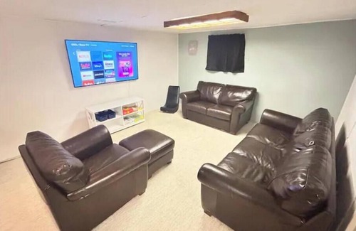 Arlington Heights House | PROMO 10% WEEKLY 15% MONTHLY DISCOUNT 2-Car Garage Cal King Bed Fenced Yard