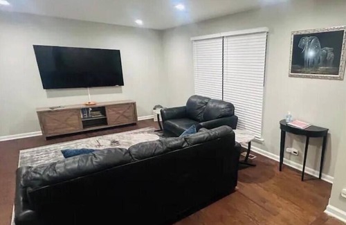 Streamwood House | PROMO 10% WEEKLY 15% MONTHLYOFFCozy Family Retreat: King Beds, Garage, Fast WiFi