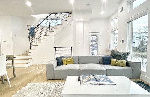 Cityplace House | PROMO 20% WEEKLY AND 25% MONTHLY DISC Clean lines Cool Tones Sleek Modern Design