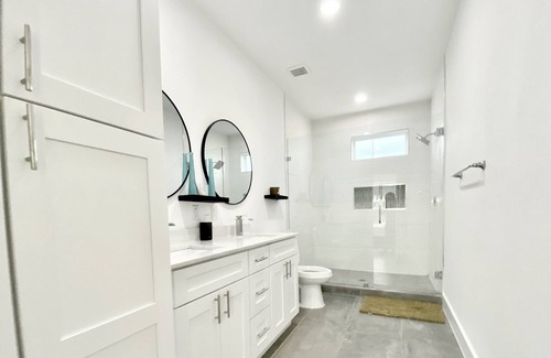 Cityplace House | PROMO 20% WEEKLY AND 25% MONTHLY DISC Clean lines Cool Tones Sleek Modern Design