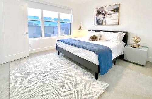 Cityplace House | PROMO 20% WEEKLY AND 25% MONTHLY DISC Clean lines Cool Tones Sleek Modern Design