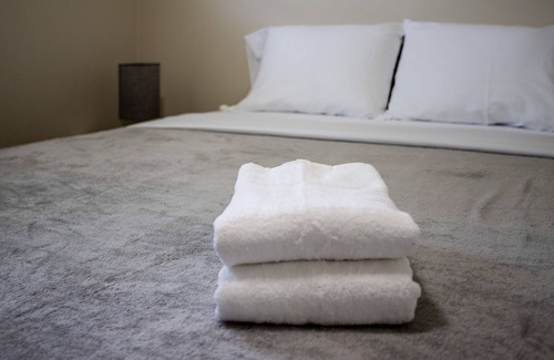 Rochester House | PROMO 5% WEEKLY/10% MONTHLY DISCO Suburban Ranch with Hot Tub Mins away from RIT
