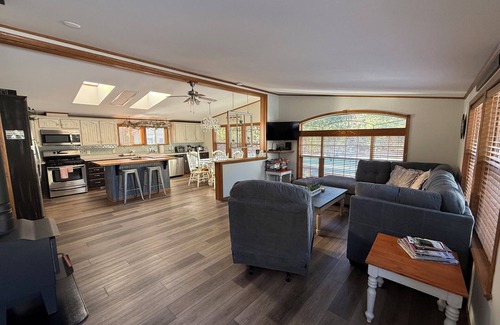 Necedah House | PROMO Family & pet friendly house in forest,fast Wi-Fi,5min to Castle Rock Lake