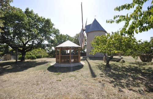 Saint-Chels House | Property 2 stone towers large shady enclosed garden with large swimming pool