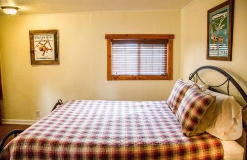 Estes Park House | Prospect Cabin, Cozy 1-bedroom cabin with kitchen Dogs OK