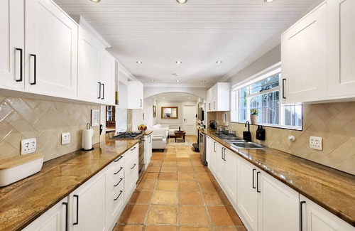 Constantia House | Protea - Pinoak Self-catering Cottages