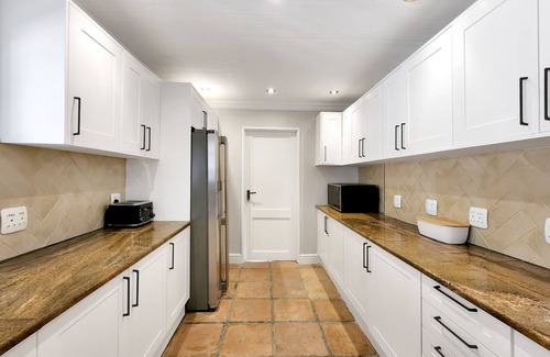 Constantia House | Protea - Pinoak Self-catering Cottages