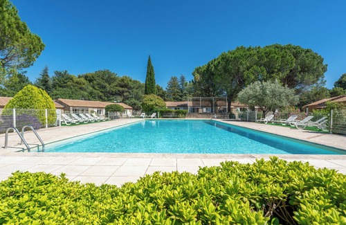 La Roque-sur-Pernes Condo | Provençal cottage in a tourist residence