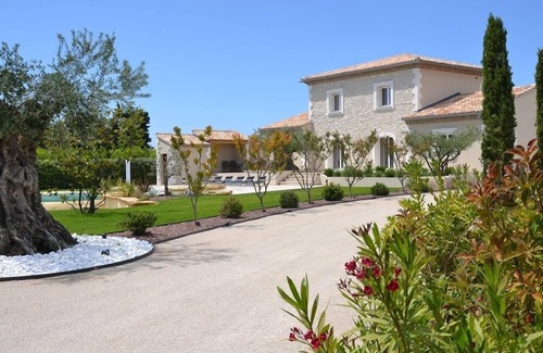 Chateaurenard Villa | Provencal country house with heated freeform pool