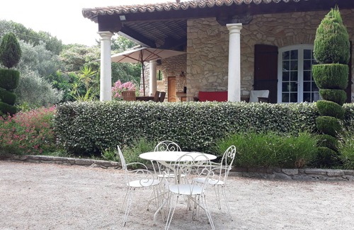 Caderousse House | PROVENCAL FAMILY HOME IN STONE WITH SWIMMING POOL