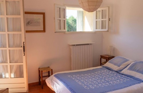 Courthezon House | Provencal farmhouse in the countryside. Wooded and enclosed park with swimming pool, not overlooked.