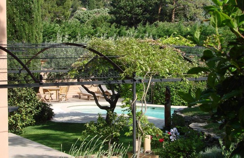 Les Hauts de Villeneuve Villa | Provencal villa with pool near Avignon