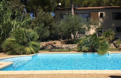Pernes-les-Fontaines House | Provencal villa with large pine trees and swimming pool