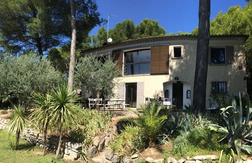 Pernes-les-Fontaines House | Provencal villa with large pine trees and swimming pool