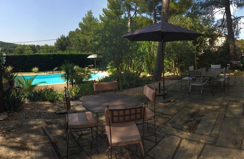 Pernes-les-Fontaines House | Provencal villa with large pine trees and swimming pool