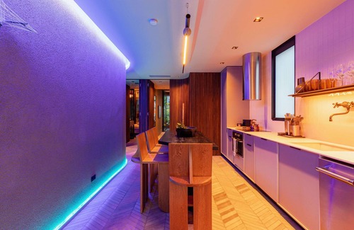 La Florida Apartment | Provenza Bliss Jacuzzi AC Steam Shower