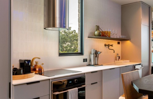 La Florida Apartment | Provenza Bliss Jacuzzi AC Steam Shower