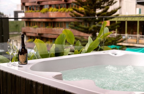 La Florida Apartment | Provenza Bliss Jacuzzi AC Steam Shower