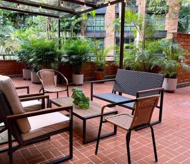 La Florida Apartment | Provenza Oasis ~ Renovated Apt ~ Pvt Terrace ~ 500mbWiFi