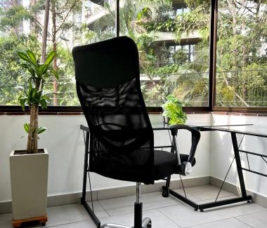 La Florida Apartment | Provenza Oasis ~ Renovated Apt ~ Pvt Terrace ~ 500mbWiFi