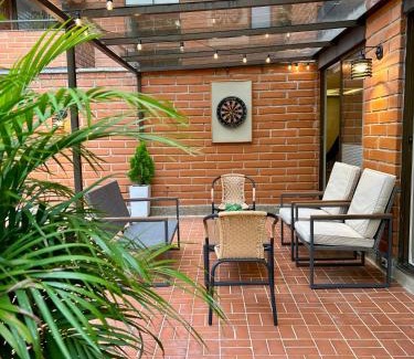 La Florida Apartment | Provenza Oasis ~ Renovated Apt ~ Pvt Terrace ~ 500mbWiFi