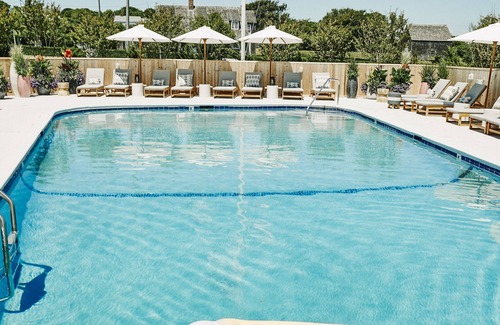 Montauk Hotel | Proximity at its Best! Free Parking, Beachfront Property with Swimming Pool